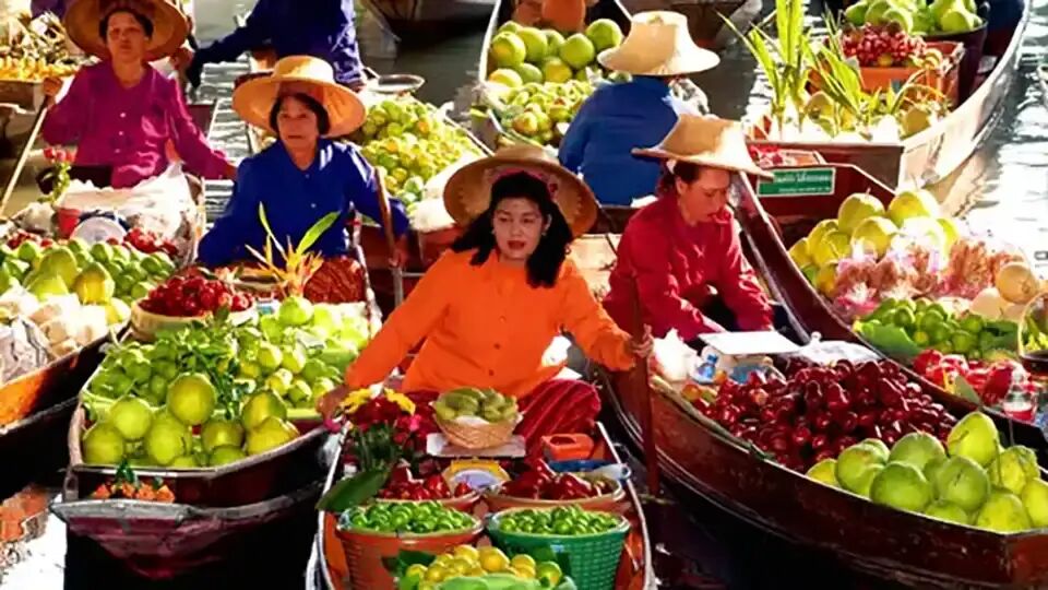 Capture the vibrant beauty of Damnoen Saduak in the dry season